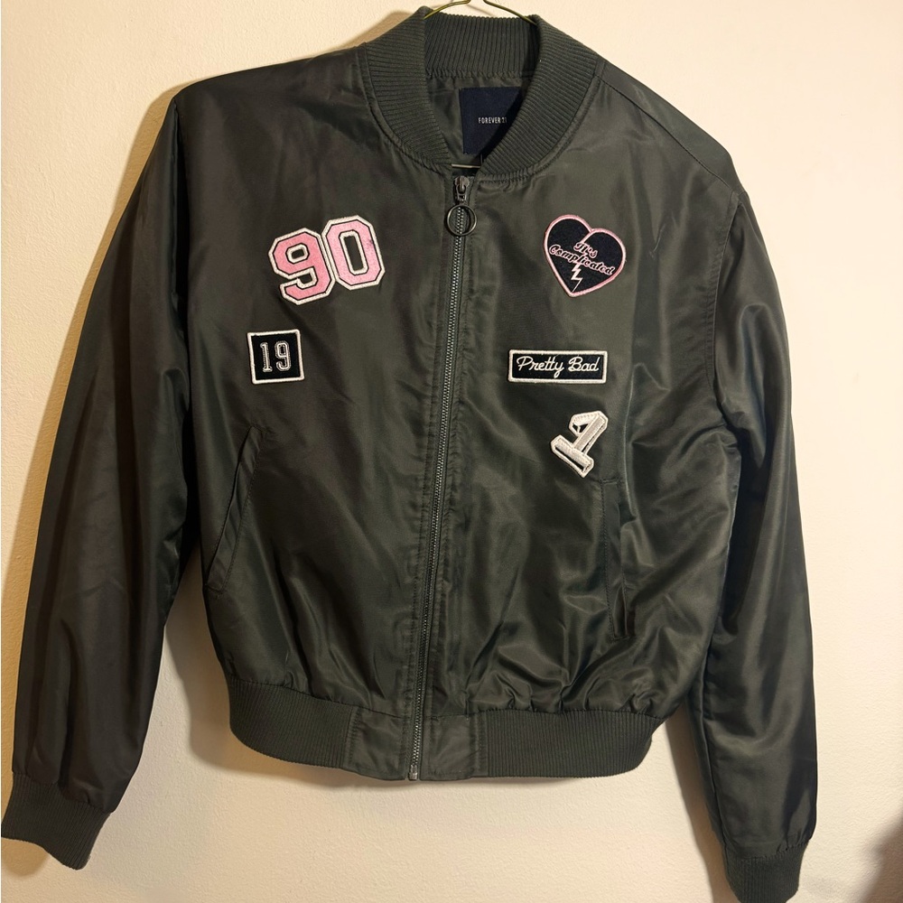 Forever 21 Women’s Green Bomber Jacket with Patches Front Slit Pockets NWOT Sz M